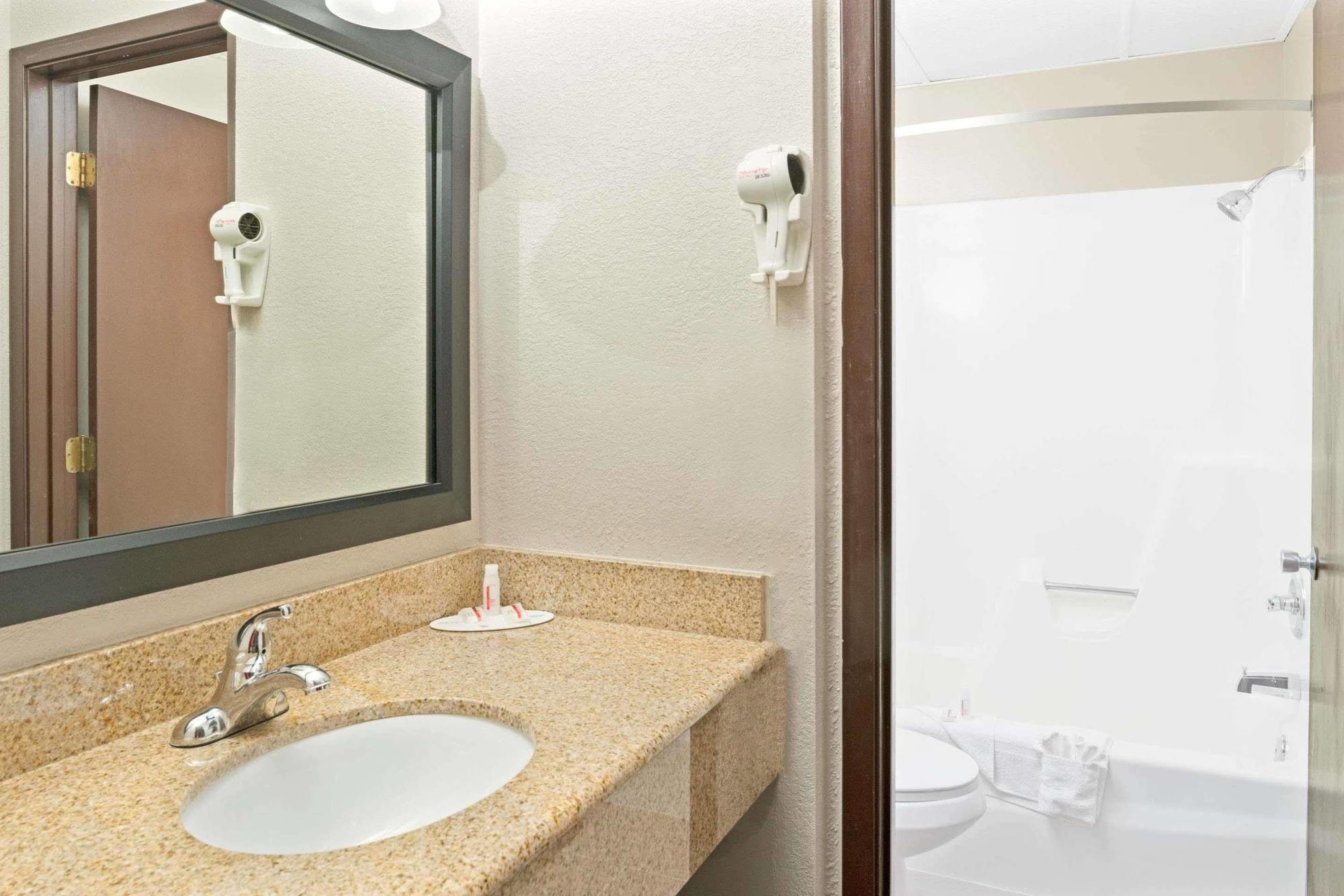 Hotel Super 8 By Wyndham Walnut Extérieur photo